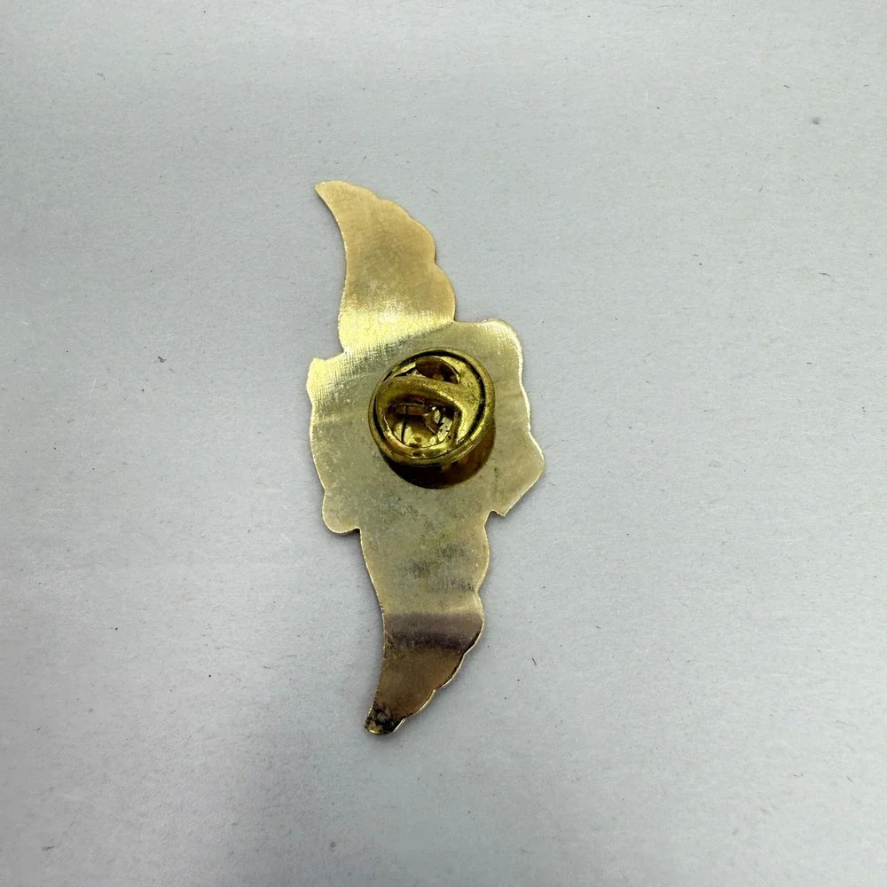 Vintage SeaWorld Shamu Airship Enamel Pin Winged‎ Orca Blimp Souvenir Gold Tone